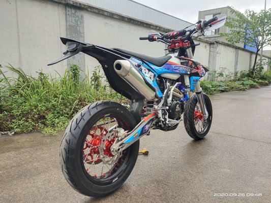 Vier Motorräder Supermoto-Fahrräder der Anschlag-wassergekühlte Maschinen-NC450 Super-Motard